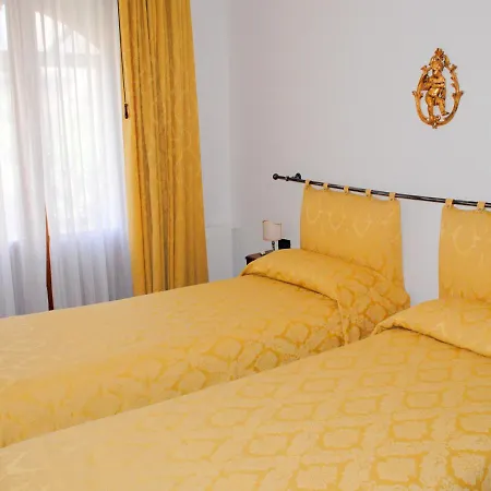 شقة Caerano Di San Marco Sleeps 8 Air Con