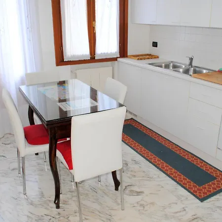 Caerano Di San Marco Sleeps 8 Air Con شقة