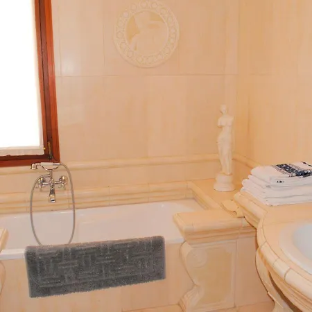 Caerano Di San Marco Sleeps 8 Air Con *