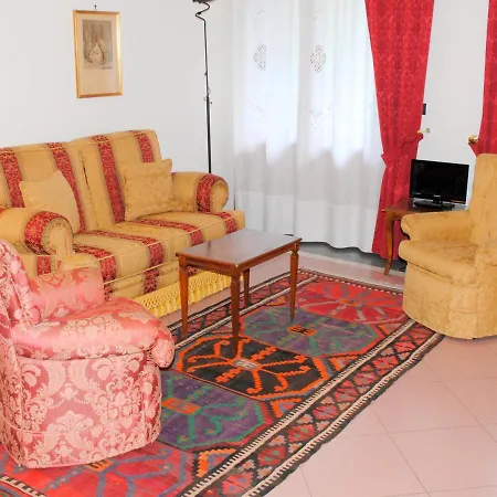 Caerano Di San Marco Sleeps 8 Air Con *
